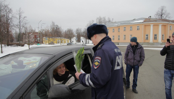 В Карелии прошли праздничные рейды «Цветы для автоледи». 