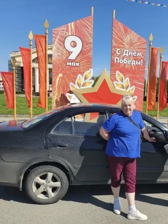 Инструктор Елена Николаевна у учебного автомобиля автошколы «Вираж»